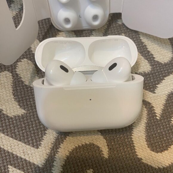 Apple AirPods Pro 2nd Generation - New - Picture 4 of 4